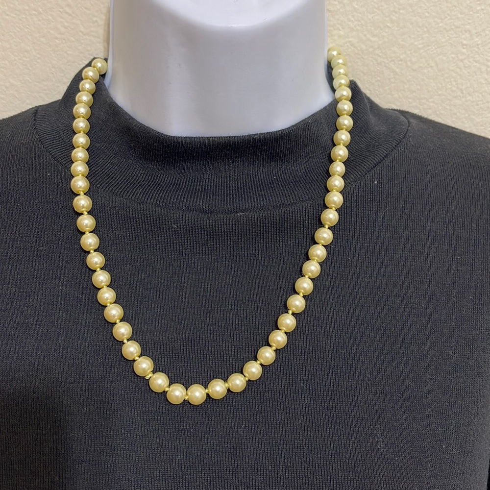 Pale yellow set of pearl necklace and bracelet.